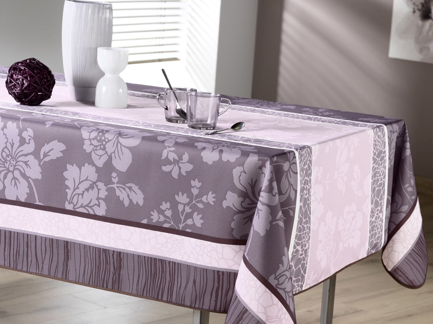 Nappe parme, rose et chocolat motifs fleurs