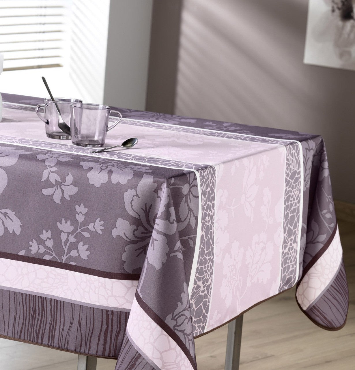 Nappe ton parme, rose et chocolat motifs fleurs